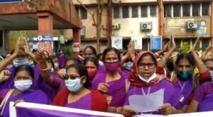 বাদুড়িয়া ও হাড়োয়ায় আশা কর্মীদের পথ অবরোধ ও বিক্ষোভ