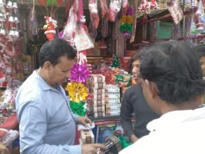 রামপুরহাটে দেদার বিকোচ্ছে বড়দিন উপলক্ষে নলেন গুড়ের কেক