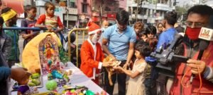 বড়দিনে পথ শিশুদের কেক, খেলনা দিল মেডিকেল ব্যাঙ্ক