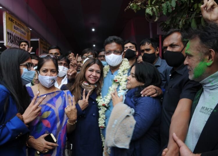 ১৪, ৮৬৭ ভোটে জয়ী ফিরহাদ হাকিম
