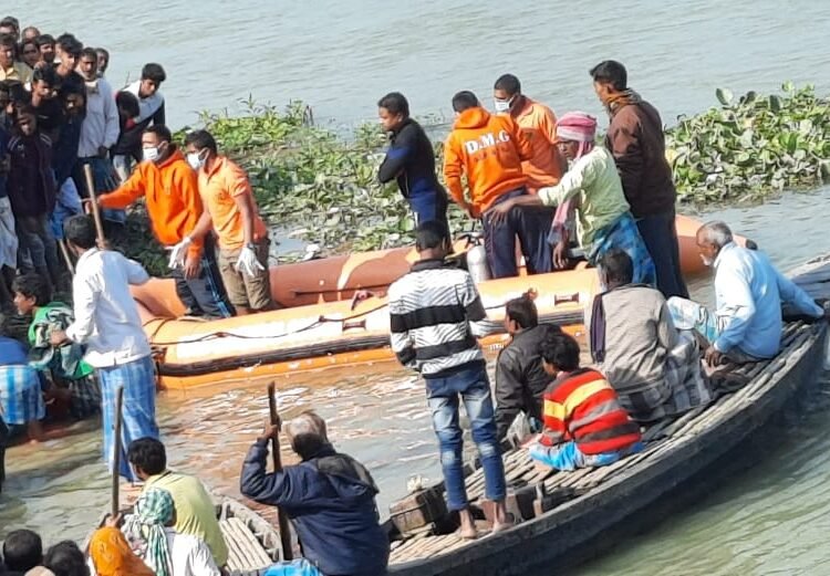 সাগরদিঘিতে তিন সন্তানকে নিয়ে গঙ্গায় ঝাঁপের ঘটনায় উদ্ধার মায়ের দেহ, এখনও নিখোঁজ ২ 1 সাগরদিঘিতে তিন সন্তানকে নিয়ে গঙ্গায় ঝাঁপের ঘটনায় উদ্ধার মায়ের দেহ, এখনও নিখোঁজ ২