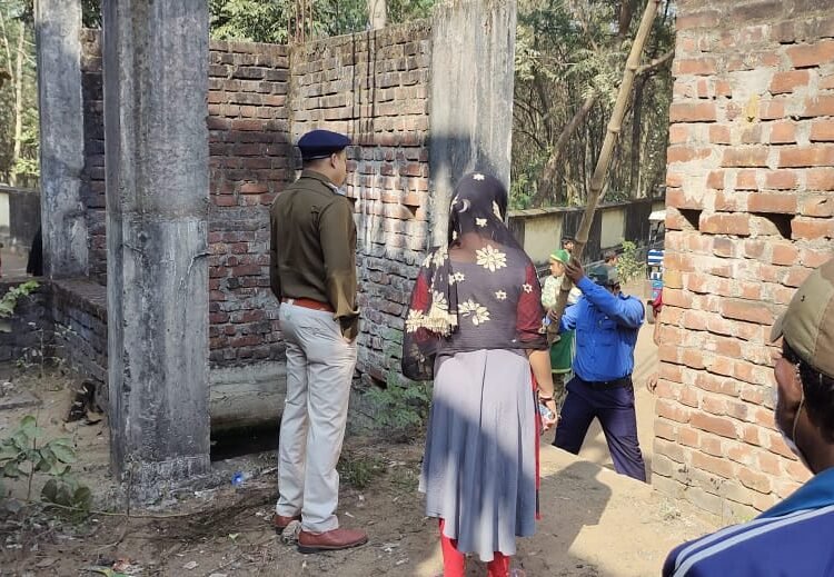 পুলিশের তৎপরতায় সেপটিক ট্যাংক থেকে উদ্ধার দুই ভাই-বোন