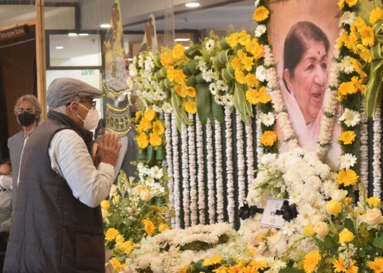 রবীন্দ্রসদনে সুর সম্রাজ্ঞী লতা মঙ্গেশকরের প্রতিকৃতিতে শ্রদ্ধা, রয়েছেন মুখ্যমন্ত্রী মমতা বন্দ্যোপাধ্যায়