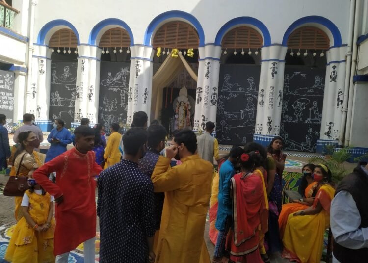 সরস্বতী পুজোয় মাতোয়ারা বঙ্গবাসী, থিমের সাজে সেজে উঠল মণ্ডপ 9 সরস্বতী পুজোয় মাতোয়ারা বঙ্গবাসী, থিমের সাজে সেজে উঠল মণ্ডপ