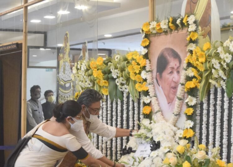 রবীন্দ্রসদনে সুর সম্রাজ্ঞী লতা মঙ্গেশকরের প্রতিকৃতিতে শ্রদ্ধা, রয়েছেন মুখ্যমন্ত্রী মমতা বন্দ্যোপাধ্যায়