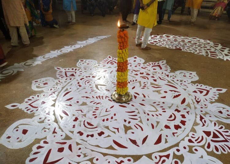 সরস্বতী পুজোয় মাতোয়ারা বঙ্গবাসী, থিমের সাজে সেজে উঠল মণ্ডপ 7 সরস্বতী পুজোয় মাতোয়ারা বঙ্গবাসী, থিমের সাজে সেজে উঠল মণ্ডপ