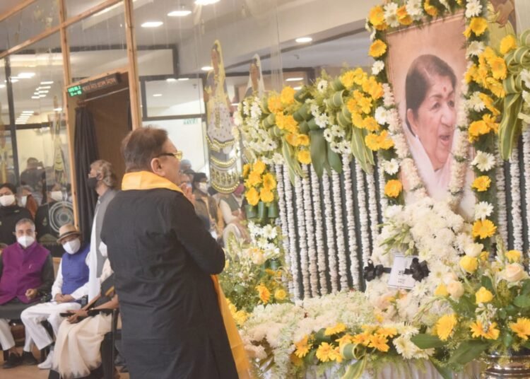 রবীন্দ্রসদনে সুর সম্রাজ্ঞী লতা মঙ্গেশকরের প্রতিকৃতিতে শ্রদ্ধা, রয়েছেন মুখ্যমন্ত্রী মমতা বন্দ্যোপাধ্যায়