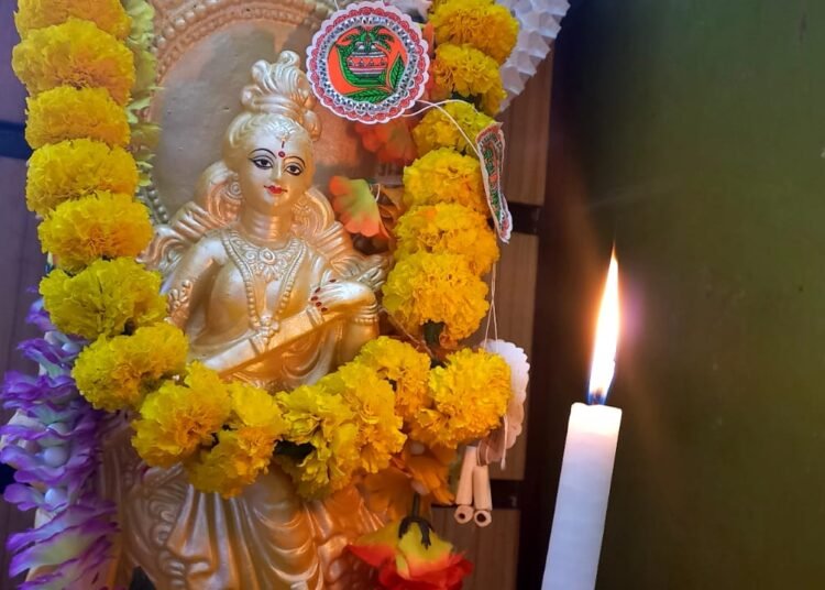 সরস্বতী পুজোয় মাতোয়ারা বঙ্গবাসী, থিমের সাজে সেজে উঠল মণ্ডপ 3 সরস্বতী পুজোয় মাতোয়ারা বঙ্গবাসী, থিমের সাজে সেজে উঠল মণ্ডপ