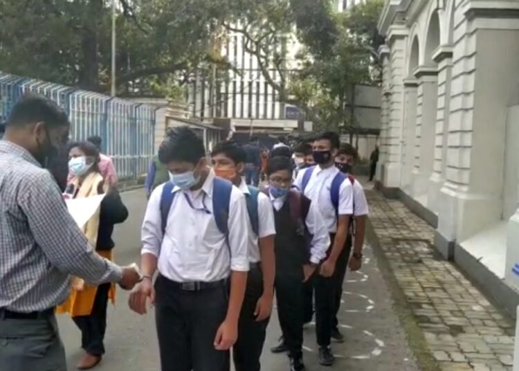 কোভিডবিধি মেনেই আজ থেকে খুলল স্কুল, খুশি পড়ুয়ারা  