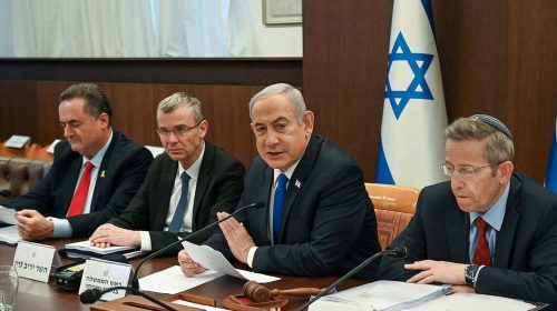 High drama before Israel's cabinet meeting